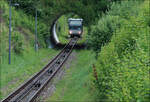 Bergbahn Künzelsau -     Blick von der Bergstation hinab auf die hier in einem Einschnitt verlaufende Strecke mit der Unterführung unter der Taläckerallee.