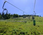 Sessellift am 1156m hohen Hasenhorn in Todtnau im S�dschwarzwald, der 2004 erbaute Lift ist 947m lang und �berwindet dabei 364 H�henmeter, daneben verl�uft die 2,9 Km lange Sommerrodelbahn, ein der l�ngsten in Deutschland, Juni 2026