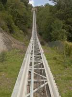 94 Meter Hhenunterschied bei 280 Meter Streckenlnge berwindet dieser Schrgaufzug, 5 Euro kostet eine Hin- und Rckfahrt.