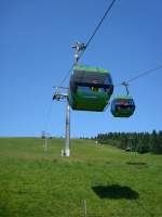 Feldberg, die 1999 erbaute Seilbahn fhrt vom hochgelegenen Parkplatz auf den hchsten Schwarzwaldgipfel, 900m lang und 175m Hhendifferenz, Juli 2010