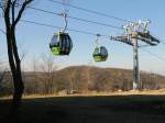 Gondeln der Bodetal-Seilbahn von Thale aus kommen kurz vor Bergstadion auf dem Hexentanzplatz am 23.