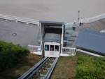 Um sich den Treppenauf-oder abstieg,oder einen Weg,vom oder zum Strand zu ersparen,kann man in Sellin auch diesen Schrägaufzug benutzen.Aufgenommen am 02.Juli 2014 von der Bergstation auf die Talstation am Strand.  