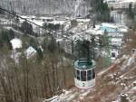 Kabine 2 der Seilbahn zum Großen Burgberg, im Hintergrund die Talstation und das Sole-Thermalbad; Bad Harzburg, 25.01.2015  