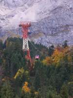 Eine Fahrt zur Zugspitze gefällig......Wer hat´s gebaut! Die Saarländer haben´s gebaut! 1961 wurde die Firma Ernst Heckel in Saarbrücken mit dem Bau einer Seilbahn vom Eibsee zur Zugspitze beauftragt. Am 15 Mai 1963 wurde der öffentliche Betrieb aufgenommen. Die Talstation liegt bei 1005 Meter, die Bergstation bei 2955 Meter. Wer noch mit der ursprünglichen (saarländischen) Technik fahren möchte, der muss sich beeilen, denn die letzte Fahrt soll im Mai 2017 erfolgen. Dann soll die neue Eibsee Seilbahn in Betrieb gehen, Kosten ca. 50 Millionen Euro. Aber das Erbe der bewährten saarländischen Seilbahntechnik lebt weiter, in den neuen Bahnen der Firma Doppelmayr/Garaventa. Talstation Eibsee am 06.10.2015