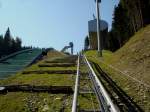 Vogtlandarena, die ca.300m lange Auffahrt berwindet einen Hhenunterschied von 100m, April 2007