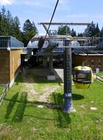 Belchenseilbahn, Blick auf die Talstation bei Einfahrt einer Gondel, Juli 2022