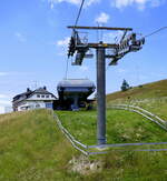 Belchenseilbahn, Blick auf die Aus-und Einfahrt der Bergstation in 1356m Höhe, Juli 2022