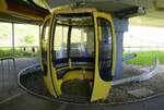 Belchenseilbahn, ein Blick in eine geöffnete Kabine in der Bergstation, die eiförmigen Kabinen haben 8 Sitzplätze, Juli 2022