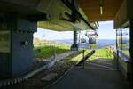 Belchenseilbahn, Bergstation mit ein-und ausfahrender Kabine, insgesamt sind 23 Kabinen unterwegs, Juli 2022