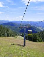Belchenseilbahn, Blick von der Bergstation ins Tal, die Fahrzeit beträgt 4 Minuten, Juli 2022