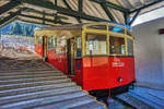 Ein Standseilbahnwagen der Oberweißbacher Bergbahn wartet im Bahnhof Obstfelderschmiede auf die Abfahrt nach Lichtenhain an der Bergbahn.