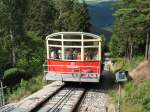 Personenwagen der Bergstrecke bei Einfahrt in die Bergstation