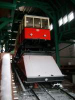 Am 27.11.2010 stand dieser Wagen der Oberweibacher Bergbahn auf der Gterbhne.Hier in der Bergstation Lichtenhain.