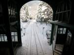Der Blick aus dem Wagen der Oberweibacher Bergbahn,hinunter ins Tal.Der Wagen stand auf der Gterbhne,oben auf der Bergstation Lichtenhain.Aufgenommen am 27.11.2010