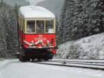 Winterlich und total neu saniert die Gterbhne der Oberweibacher Bergbahn, der Aufsetzwagen noch geschmckt mit Girlande von der Erffnungsfeier am 14.12.02.