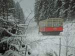 Die Oberweibacher Bergbahn in der Metzeltsschlucht, ein blitzartiger Dunstschleier umgibt die Bahn, eine gespenstische Atmosphre an einem Wintertag, malerisch eingebettet in eine der schnsten