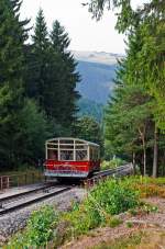 Der Wagen 1 - Personenwagen der Oberweißbacher Bergbahn der Standseilbahn befindet sich am 24.08.2013 auf Bergfahrt und erreicht gleich den Bergbahnhof Lichtenhain.