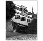 Niedrig -    Die Dresdener Schwebebahn schwebt hier in nur geringer Höhe über diesen Weg.