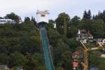 Die Bergstation der Schwebebahn Dresden, welche die Stadtteile Loschwitz und Oberloschwitz verbindet. Grundstzlich nach den gleichen Prinzip aufgebaut, wie auch die Wuppertaler Schwebebahn, verfgen die Wagen jedoch im Gegensatz zu dieser ber keinen eigenen Antrieb und werden, wie auch die der unmittelbar benachbarten Standseilbahn ber einen Seilzug bewegt. Die Aufnahme erfolgte am 06.10.2011 auf der Elbe vom Fahrgastschiff  August der Starke  aus.