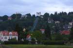 Blick am Abend des 30.08.2012 vom Personendampfer  Meissen  auf die Personenschwebebahn im Dresdener Stadtteil Loschwitz. Diese Bahn gehrt zu den Dresdener Verkehrsbetrieben (DVB) und ist mit ihrem System als gezogene Schwebebahn ohne Eigenantrieb weltweit einzigartig! Der Antrieb erfolgt elektrisch ber Seilumlenkrolle in der Bergstation.