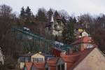 Blick am 31.12.2012 auf die Schwebeseilbahn in Dresden Loschwitz. Diese Aufnahme ist so nur im Winter mglich, da im Sommer diese Ansicht komplett durch das Laub der davorstehenden Bume zugewachsen ist.