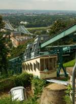 Dresden 27.08.2013: Blick von der Bergstation (Oberloschwitz) auf die Loschwitzer Schwebebahn, die lteste Bergschwebebahn der Welt.