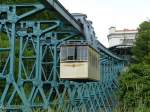 Anders als bei der Wuppertaler Schwebebahn haben die Kabinen der Dresdner Schwebebahn keinen eigenen Antrieb. Die zwei Kabinen sind über ein Seil miteinander verbunden und fahren daher immer synchron. 28.6.2014