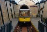 Wagen 1 der Dresdener Standseilbahn erreich die Talstation.