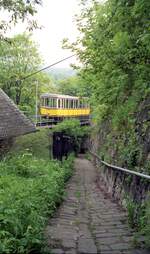 Standseilbahn Dresden__Auch sehr reizvolle Fußwege gibt es dort.__10-05-1990