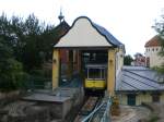 Die Dresdner Standseilbahn verbindet die Stationen Blasewitz Krnerplatz und Weier Hirsch Luisenhof. Hier ist die Bahn an der Station Weier Kirsch Luisenhof.(28.7.2011)