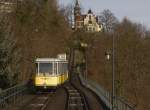 Wagen 2 der Standseilbahn Dresden auf Talfahrt in Richtung Krnerplatz, hier gerade beim Passieren der Ausweichstelle, aufgenommen am 31.12.2012 aus Wagen 1 whrend der Bergfahrt.