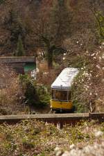 Wagen 2 der Dresdner Standseilbahn auf Bergfahrt, kurz vor Einfahrt in den direkt vor der Bergstation gelegenen oberen Tunnel.