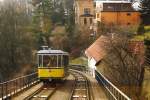 Wagen 1 der Dresdner Standseilbahn auf Bergfahrt, kurz vor der Kreuzung mit dem talfahrenden Wagen, aus welchem diese Aufnahme am 31.12.2012 entstand. Erwhnenswert wre eventuell, dass die Bahn bis zu ihrer Total-Sanierung Anfang der 90-er Jahre ber eine Oberleitung und Stromabnehmer verfgte, womit die Stromversorgung der Wagen (Licht, Heizung) sichergestellt wurde. Dies wird seit dem Umbau durch eine Stromschiene neben dem Gleis bewerkstelligt, sodass die Oberleitung demontiert werden konnte und die Wagen auch keinen Dachstromabnehmer mehr besitzen. Einen interessanten Artikel dazu, nebst lterem Bild mit Stromabnehmer, gibt es in Wikipedia unter Standseilbahn Dresden!