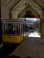 Wagen 2 der Dresdner Standseilbahn in der Bergstation Weisser Hirsch (24.03.03)