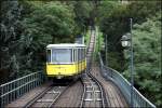 Auf der Talfahrt mit der Standseilbahn am 22.09.2015 in Dresden Loschwitz konnte ich durch das rückwärtige Fenster des Wagen 1 an der Ausweiche Wagen 2 fotografieren.