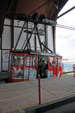 Gondel der Fichtelbergschwebebahn nimmt in der Bergstation neue Fahrgste auf, die sich - wie zu sehen - ziemlich ungleichmig verteilen...