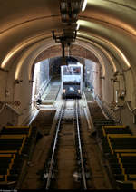 Aus dem Licht:  Wagen 1 der Heidelberger Bergbahn erreicht die auf 113,2 Metern gelegene Talstation Kornmarkt.