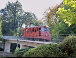 Wagen 4 der Heidelberger Bergbahn erreicht, vom Königstuhl kommend, die Station Molkenkur. Hier kann in die untere Bergbahn zum Kornmarkt mit Halt am Heidelberger Schloss umgestiegen werden.
Aufgenommen im Gegenlicht.

🧰 Heidelberger Straßen- und Bergbahn GmbH (HSB)
🚝  Königstuhlbahn  Königstuhl–Molkenkur
🕓 22.9.2020 | 13:53 Uhr