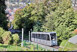 Wagen 1 der Heidelberger Bergbahn fährt nach dem Verlassen der Station Molkenkur der Altstadt von Heidelberg entgegen.