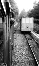 Obere Standseilbahn Heidelberg__Wagen 3 in der Ausweiche in Streckenmitte.__1980 oder 1981