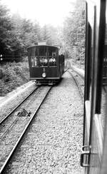 Obere Standseilbahn Heidelberg__Wagen 3 in der Ausweiche in Streckenmitte.__1980 oder 1981