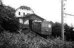 Obere Standseilbahn Heidelberg__Wagen 4 an der Einfahrt zur Bergstation Königstuhl.__1980 oder 1981