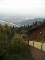 Heidelberger Bergbahn kurz vor der Ankunft an der Bergstadion Königstuhl mit Blick auf Heidelberg