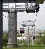 Den Hochhäusern - 

... von Berlin-Marzahn entgegen blickt man hier bei der Fahrt mit der 'Gärten der Welt-Seilbahn', kurz nach der Abfahrt am Zwischenhalt Wolkenhain auf dem Kienberg.

20.08.2019 (M)