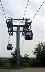 Im Gegenlicht - 

Blick auf die Berliner 'Gärten der Welt'-Seilbahn in Richtung Osten.

20.08.2019 (M)