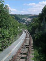 Eine Fahrt mit der Bergbahn Künzelsau -    Die Trasse wechselt vom Einschnitt auf ein Brückenbauwerk und folgt der Katzenklinge weiter hinunter ins Kochertal.