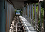 Die Bergbahn Künzelsau -     Von der Talstation aus kann durch eine Glaswand auf die Strecke innerhalb der Fachwerkbrücke geblickt werden.