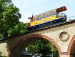 NEROBERGBAHN (WIESBADEN)AUF DEM TALVIADUKT  Hier ist der talwärts fahrende Wagen am 24.4.2018 kurz vor Erreichen der Talstation  auf dem VIADUKT mit 4 gemauerten Bögen,das damals heftige