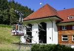Schauinslandseilbahn, Ein-und Ausfahrt in der Talstation in Horben mit ankommender Gondel, Juni 2025