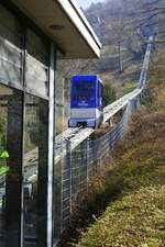 Freiburg, der Wagen der Schloßbergbahn verläßt die Talstation, Feb.2022